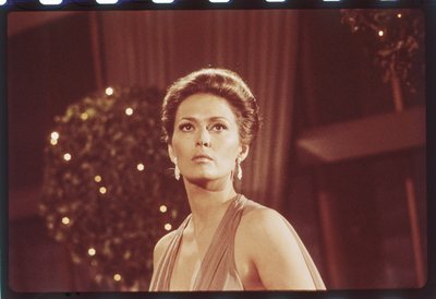 Faye Dunaway na planie „Wznoszącego się piekła” autorstwa Orlando Suero