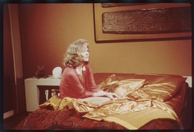 Faye Dunaway na planie „Wznoszącego się piekła” autorstwa Orlando Suero