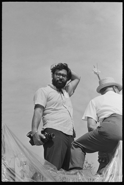 Francis Ford Coppola na planie „Tęczy Fina”, 1968 (zdjęcie czarno-białe) autorstwa Orlando Suero
