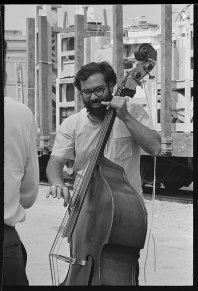 Francis Ford Coppola na planie „Tęczy Fina”, 1968 (zdjęcie czarno-białe) autorstwa Orlando Suero