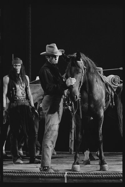 Gregory Peck z koniem na planie „Złoto Mackenny” autorstwa Orlando Suero