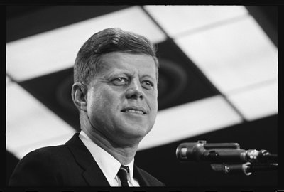 John F. Kennedy wygłasza przemówienie autorstwa Orlando Suero