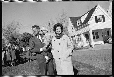 John F. Kennedy z Jackie Kennedy i córką Caroline autorstwa Orlando Suero