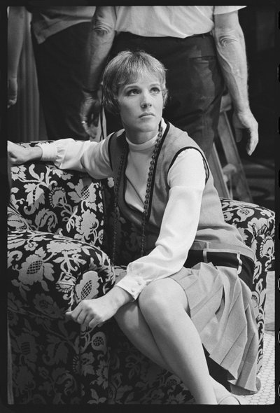 Julie Andrews na planie „Thoroughly Modern Millie” autorstwa Orlando Suero