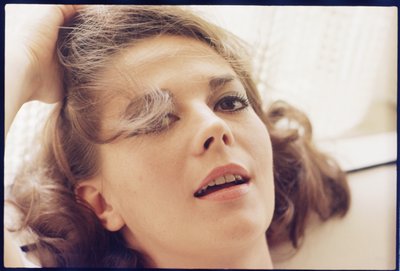 Natalie Wood w domu z głową na poduszce autorstwa Orlando Suero