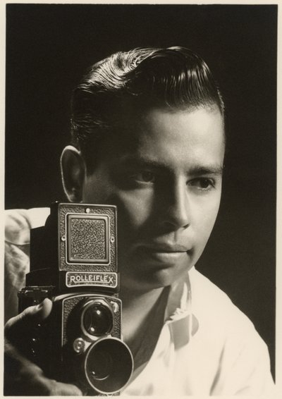 Portret Orlando Suero z aparatem Rolleiflex, ok. 1954 (zdjęcie czarno-białe) autorstwa Orlando Suero