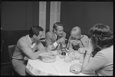 Paul Newman, Mort Sahl i Joanne Woodward żartują podczas kolacji autorstwa Orlando Suero