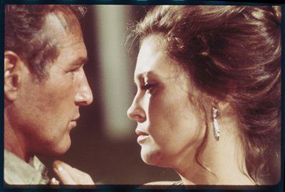 Paul Newman i Faye Dunaway na planie „Towering Inferno” autorstwa Orlando Suero