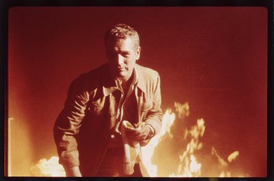 Paul Newman na planie „Wznoszącego się piekła” autorstwa Orlando Suero