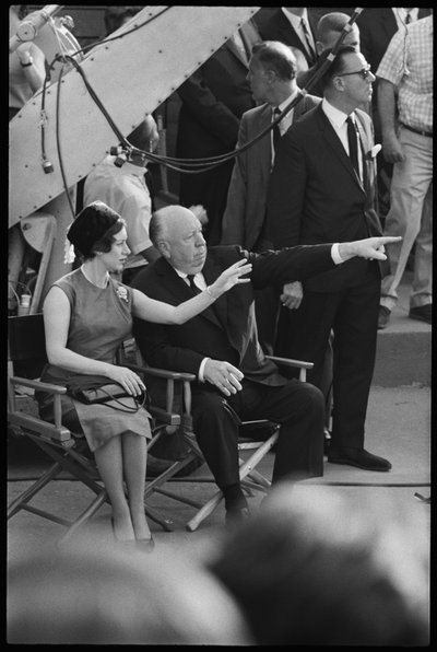 Księżniczka Margaret i Alfred Hitchcock na planie „Rozdartej kurtyny” autorstwa Orlando Suero