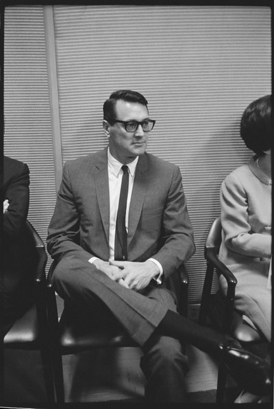 Rock Hudson czeka na spotkanie z księżniczką Margaret autorstwa Orlando Suero