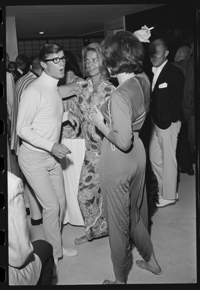 Roddy McDowall, Lauren Bacall i Shirley MacLaine na przyjęciu w Malibu autorstwa Orlando Suero