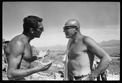 Sydney Pollack i Telly Savalas na planie „The Scalphunters” autorstwa Orlando Suero