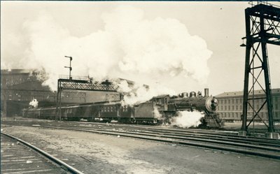 Pociąg kolejowy odjeżdżający z Union Station, St. Louis autorstwa Oscar C. Kuehn