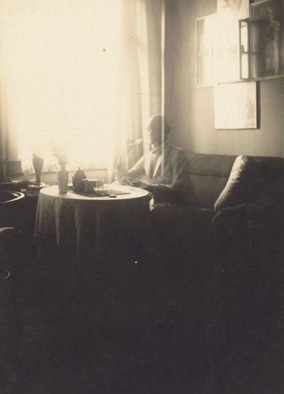 [Oskar Schlemmer przy stoliku z serwisem kawowym na Prellestrasse]. autorstwa Oskar Schlemmer