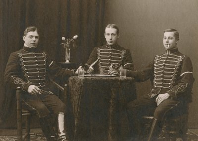 Trzech młodych umundurowanych kawalerzystów, Malmö, Szwecja, lata 20. autorstwa Otto Ohm