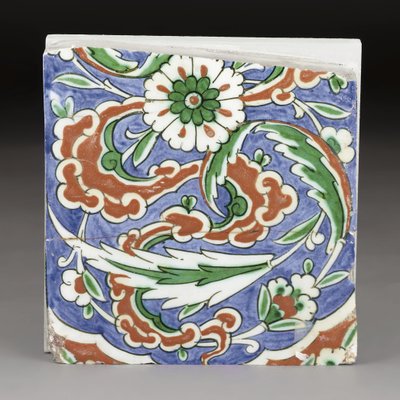 Częściowa płytka ceramiczna Iznik, Turcja osmańska, koniec XVI wieku autorstwa Ottoman School