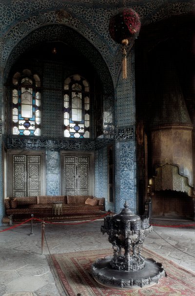 Architektura, sztuka osmańska: Pałac Topkapi (Topkapi Saray) główna i oficjalna miejska rezydencja sułtana osmańskiego w latach 1465-1853. Pałac wybudowany w latach 1475-1478. Turcja Istanbul. autorstwa Ottoman School