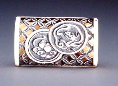 Netsuke z ażurowym wzorem, ok.1870 (poroże jelenia) (awers z 208395) autorstwa Ozaki Kokusai