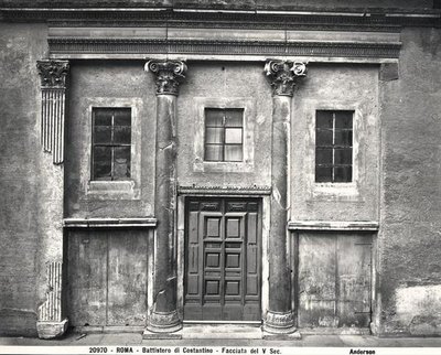 Fasada, zbudowana przez cesarza Konstantyna, ok. AD 315-24 (zdjęcie b/w) autorstwa Paleo Christian