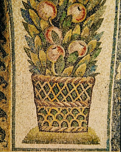 Kosz owoców, ok. 430 ne (mozaika) autorstwa Paleo Christian