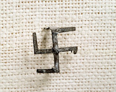 Starożytność chrześcijańska: strzałka w kształcie swastyki (która zainspiruje krzyż gammee). I do III wieku. Narodowe Muzeum Archeologiczne Saint Germain en Laye autorstwa Paleo Christian
