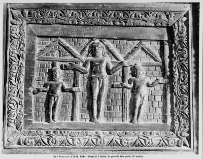 Fragment Ukrzyżowania z drzwi przedstawiający sceny ze Starego i Nowego Testamentu (drewno) (zdjęcie czarno-białe) autorstwa Paleo Christian