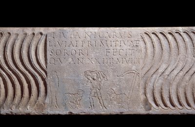 Sztuka paleochretska: fragmentaryczny sarkofag: Dobry Pasterz i epitafium Livii Primitiva. Pasterz z owcami, rybą (symbol chrześcijański) i kotwicą. Znajdź w Rzymie pod Bazyliką Świętego Piotra. 200-250 n.e. Paryż, Luwr autorstwa Paleo Christian