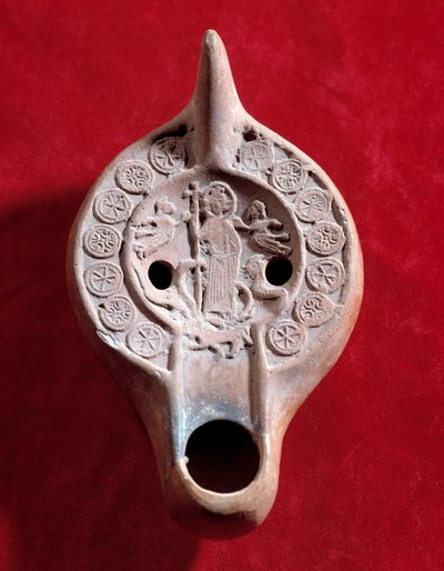 Sztuka paleochretańska: medalion na lampę oliwną z dekoracją z terakoty zwycięskiego Chrystusa. Zrealizowano w okresie dolnego Cesarstwa Rzymskiego (307-425 n.e.) w Tunezji. Odkryty w Timgad (Algieria). Słońce 0,03x0,13x0,08 m Paryż, musee du Louvre autorstwa Paleo Christian