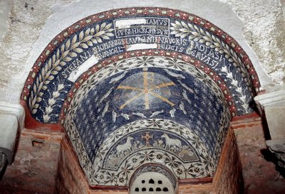 Sztuka paleochretańska: monogram Chrystusa otaczają symbole Trójcy Świętej. Mozaika z V lub VI wieku. Baptistere d