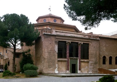 Widok na paleochrześcijańskie baptysterium San Giovanni in Laterano (św. Jan Laterano) (baptysterium laterańskie lub San Giovanni in Fonte), zbudowane około 440 r. Rzym autorstwa Paleo Christian