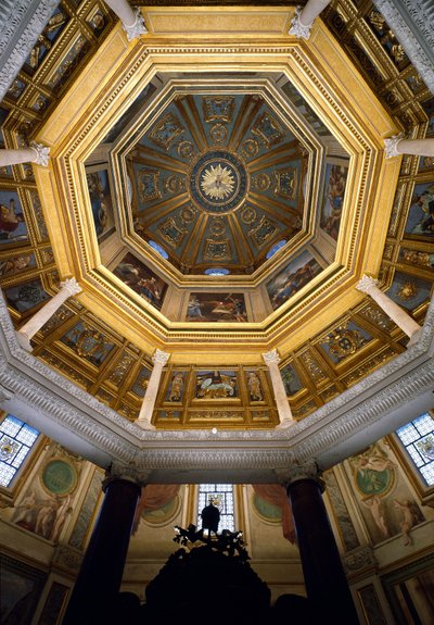 Widok na sklepienie wewnątrz paleochrześcijańskiej baptysterium San Giovanni in Laterano (św. Jana Laterano) (baptysterium laterańskie lub San Giovanni in Fonte), zbudowanego około 440 r. Rzym autorstwa Paleo Christian
