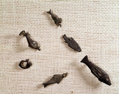 Starożytność chrześcijańska: fibule i biżuteria metalowa w kształcie ryby. Narodowe Muzeum Archeologiczne, Saint Germain en Laye autorstwa Paleo Christian Paleo Christian