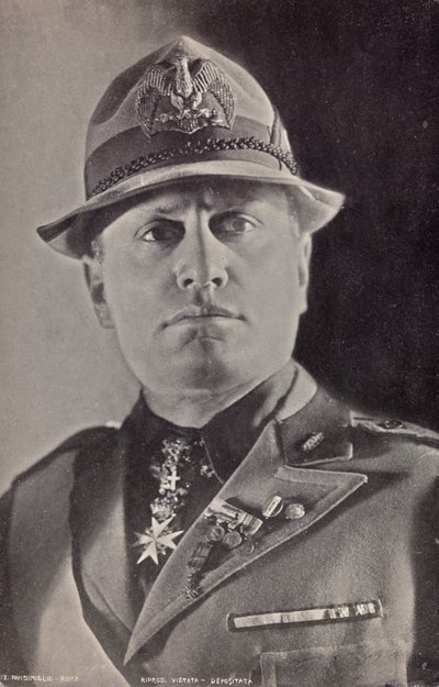 Album "Duce": Benito Mussolini w mundurze Milicji (zdjęcie czarno-białe) autorstwa Pandimiglio Pandimiglio