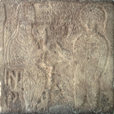 Rzadka stela przedstawiająca Artabanusa V, ostatniego króla Partów, inwestującego Khwasaka, satrapę Suzy: wręcza pierścień jako godło swojej władzy, z Suzy w Iranie, 14 września 215 r. (wapień) autorstwa Parthian School