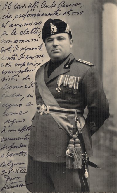 Album "MVSN- Blackshirts": Centurion Milicji w pełnym umundurowaniu, 05/1939 (zdjęcie czarno-białe) autorstwa Pasquini Pasquini