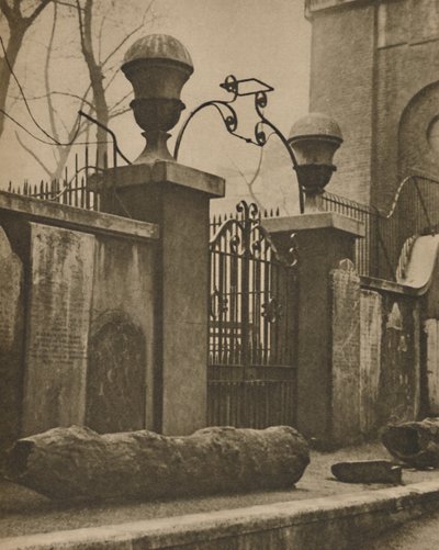 Wiązowe pnie na rury kablowe wykopane w pobliżu St. Annes, Soho, c1935. autorstwa Paterson