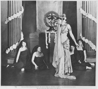 Mata Hari występująca w Musee Guimet, Paryż, 13 marca 1905 autorstwa Paul Boyer