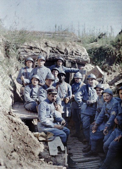 Grupa żołnierzy francuskich w okopach na linii frontu, Hirtzbach, departament Haut-Rhin, Alzacja, Francja, 16 czerwca 1917 (autochrom) autorstwa Paul Castelnau