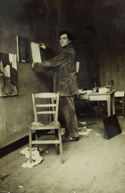 Amedeo Modigliani w swoim studio, ok. 1915 (zdjęcie czarno-białe) autorstwa Paul Guillaume