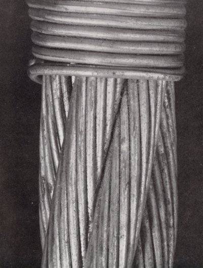 Kawałek stalowej liny (zdjęcie czarno-białe) autorstwa Paul Henning
