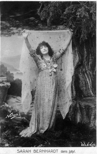 Henriette Rosine Bernard aka Sarah Bernhardt (1844-1923) jako Izëyl, pocztówka (zdjęcie czarno-białe) autorstwa Paul Nadar