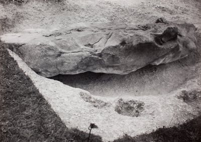 Skała zagłębiona w trawie autorstwa Paul Nash