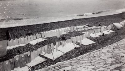 Suszenie prania na plaży, Nicea autorstwa Paul Nash