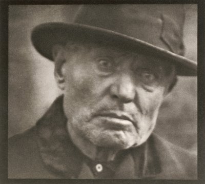 Zdjęcie - Nowy Jork [Mężczyzna - Five Points Square] autorstwa Paul Strand