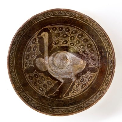 Perska ceramiczna miska z X wieku przedstawiająca strusia autorstwa Persian School