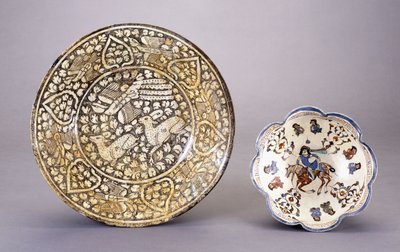 Naczynie ceramiczne z Sultanabad, przedstawiające dwa siedzące jelenie pośród gęstych motywów liściastych, XIV wiek autorstwa Persian School