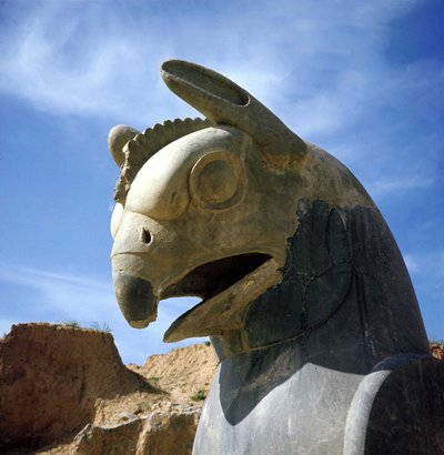 Gryf, legendarne stworzenie pół-orzeł, pół lew. Kolumna Apadany, duża sala sądowa, zwieńczona tymi stolicami, pałac Dariusza I, Persepolis, Iran. autorstwa Persian School