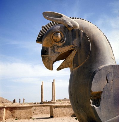 Gryf, legendarne stworzenie pół-orzeł, pół lew. Kolumna Apadany, duża sala sądowa, zwieńczona tymi stolicami, pałac Dariusza I, Persepolis, Iran. autorstwa Persian School