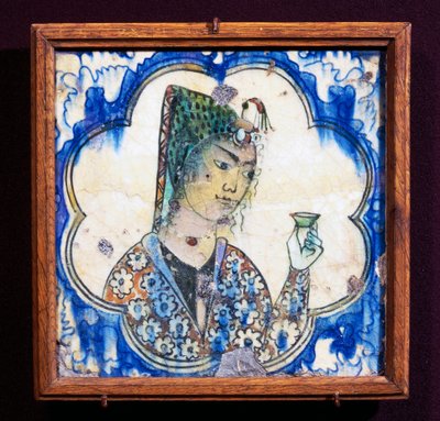 Płytka ceramiczna przedstawiająca młodą kobietę trzymającą wazon, cywilizacja perska autorstwa Persian School